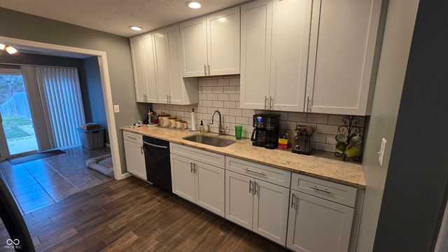 876 Woodcross Court, Avon, IN 46123