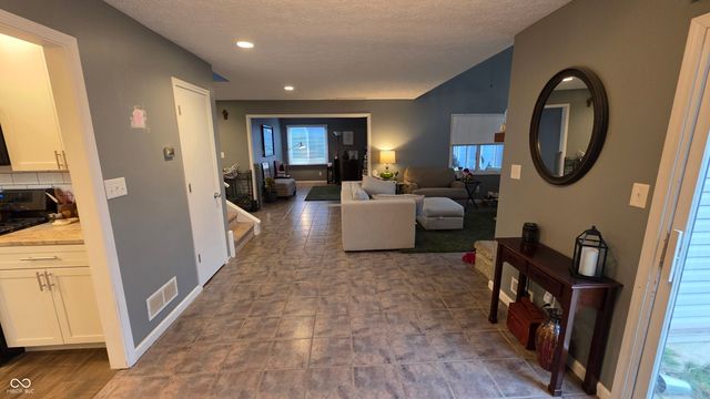 876 Woodcross Court, Avon, IN 46123