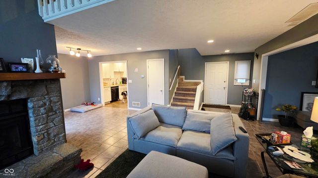 876 Woodcross Court, Avon, IN 46123