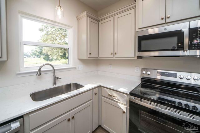 5597 Crestwood Dr, Milton, FL 32583