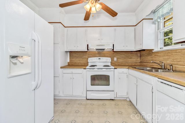 907 W Blue Ridge Road, East Flat Rock, NC 28726