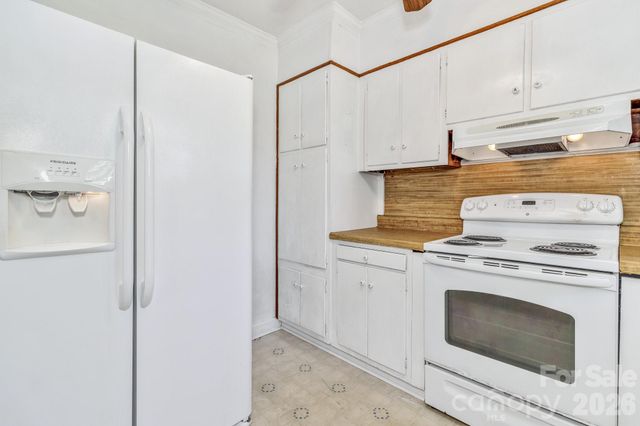 907 W Blue Ridge Road, East Flat Rock, NC 28726