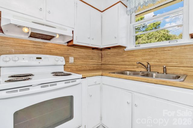 907 W Blue Ridge Road, East Flat Rock, NC 28726