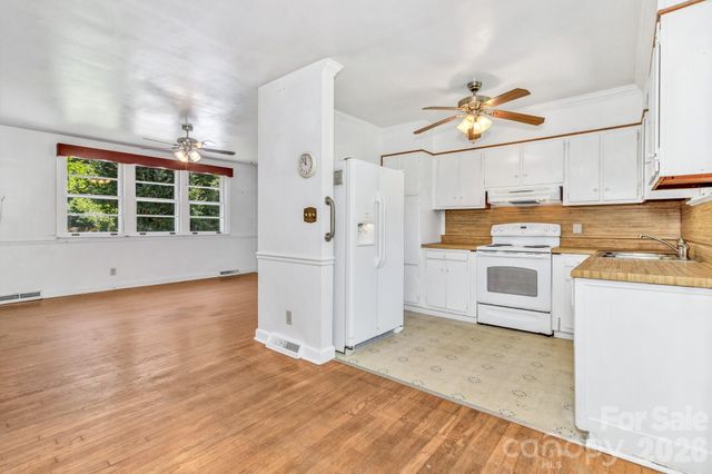 907 W Blue Ridge Road, East Flat Rock, NC 28726