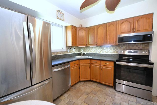 56 Jerome Street, Lindenhurst, NY 11757