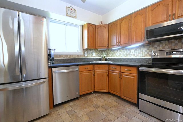 56 Jerome Street, Lindenhurst, NY 11757