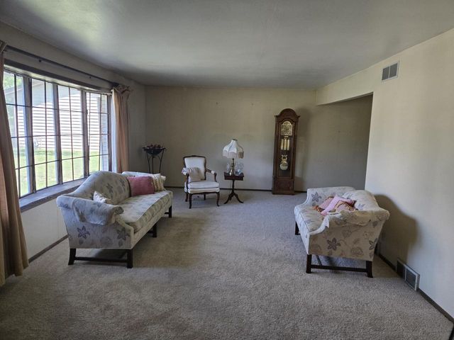 6886 N 100th STREET, Milwaukee, WI 53224
