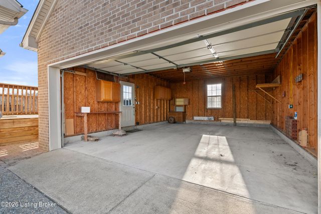 271 Clear Lake Dr, Shepherdsville, KY 40165