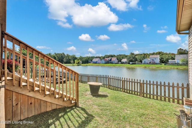 271 Clear Lake Dr, Shepherdsville, KY 40165