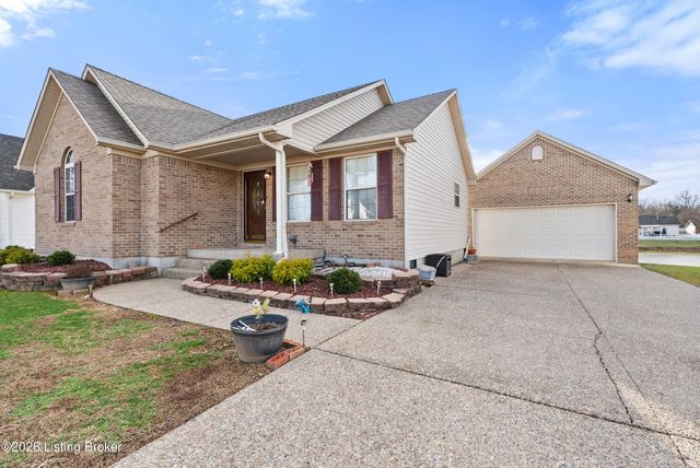 271 Clear Lake Dr, Shepherdsville, KY 40165