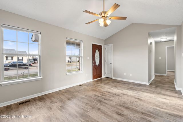 271 Clear Lake Dr, Shepherdsville, KY 40165