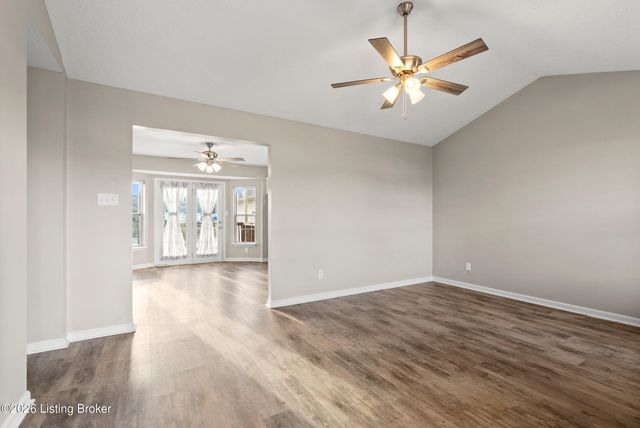 271 Clear Lake Dr, Shepherdsville, KY 40165