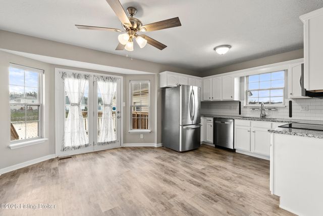 271 Clear Lake Dr, Shepherdsville, KY 40165