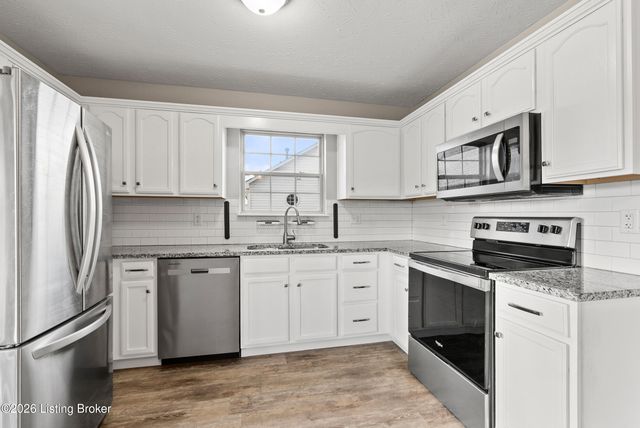 271 Clear Lake Dr, Shepherdsville, KY 40165