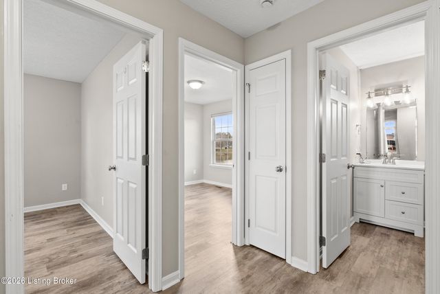 271 Clear Lake Dr, Shepherdsville, KY 40165