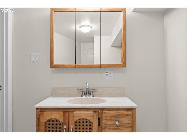 7413 Se PINE St, Portland, OR 97215