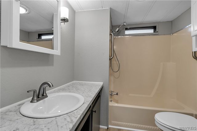 19 Lakewood Village, Shelby, NY 14103