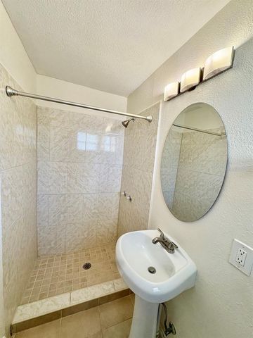 8904 N HAMNER AVENUE, Tampa, FL 33604