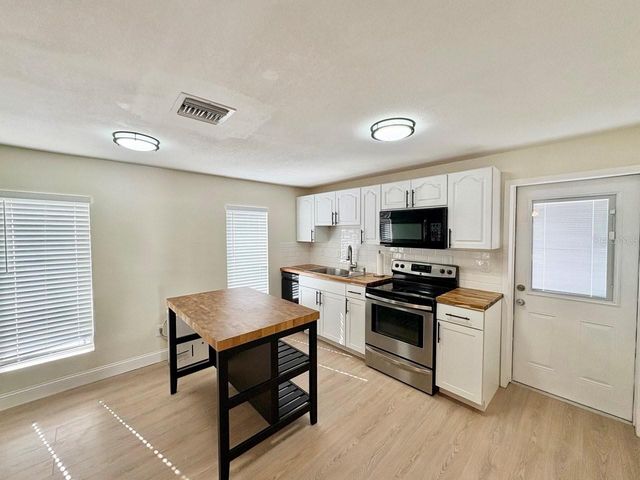 8904 N HAMNER AVENUE, Tampa, FL 33604