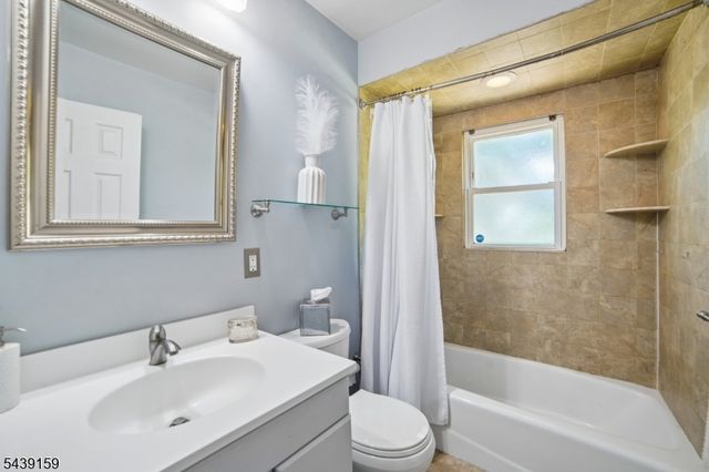 74 Minnehaha Blvd, Oakland Boro, NJ 07436