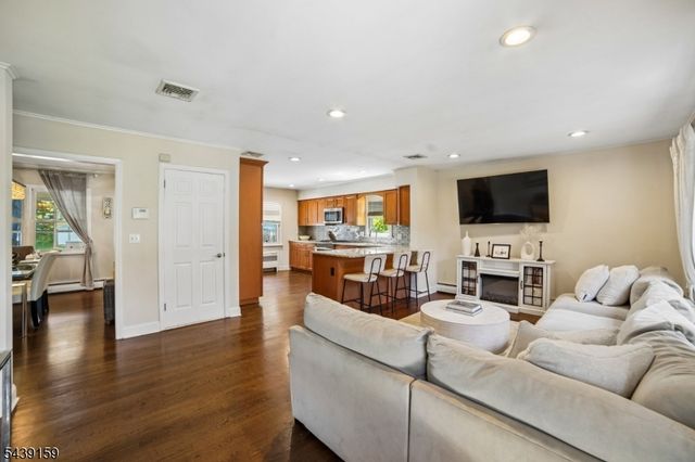 74 Minnehaha Blvd, Oakland Boro, NJ 07436