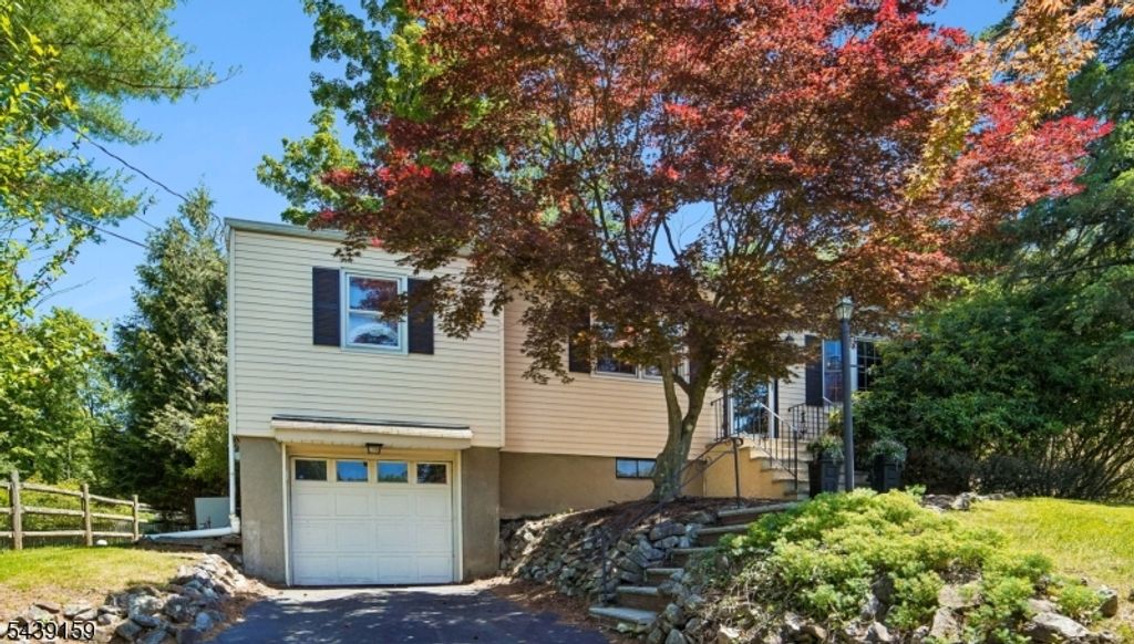 74 Minnehaha Blvd, Oakland Boro, NJ 07436
