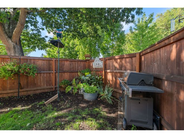 886 POLK St, Eugene, OR 97402