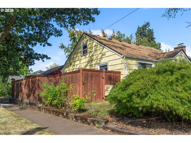 886 POLK St, Eugene, OR 97402
