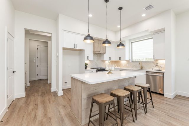 311 E 34th Street B, Houston, TX 77018