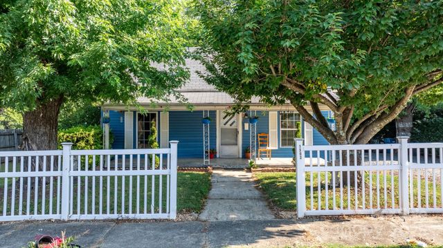 1302 1st Avenue NW, Hickory, NC 28601