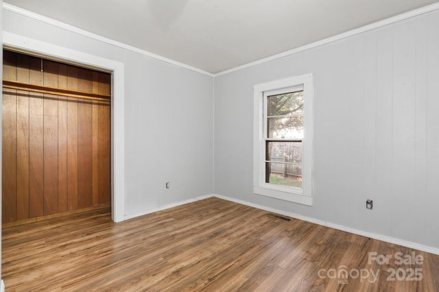 1302 1st Avenue NW, Hickory, NC 28601