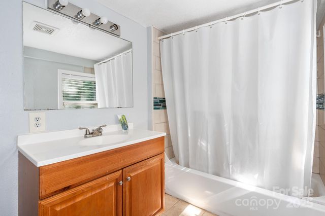 1302 1st Avenue NW, Hickory, NC 28601