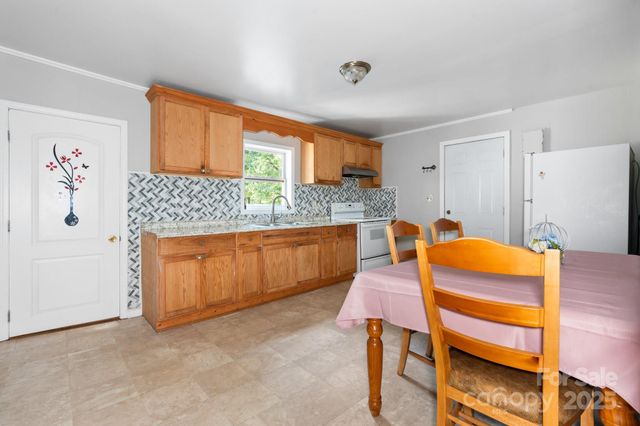 1302 1st Avenue NW, Hickory, NC 28601