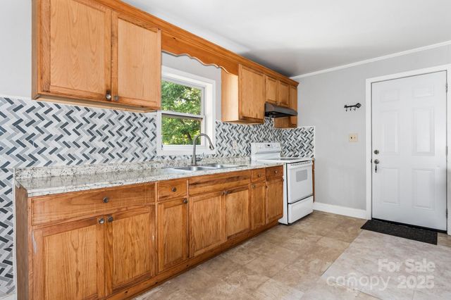 1302 1st Avenue NW, Hickory, NC 28601