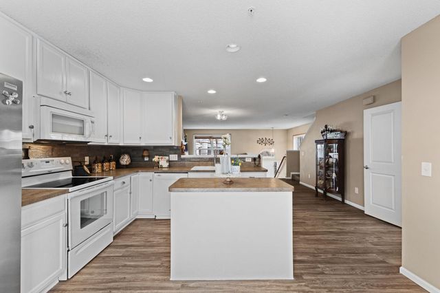 921 Ledgestone Drive, Mahtomedi, MN 55115