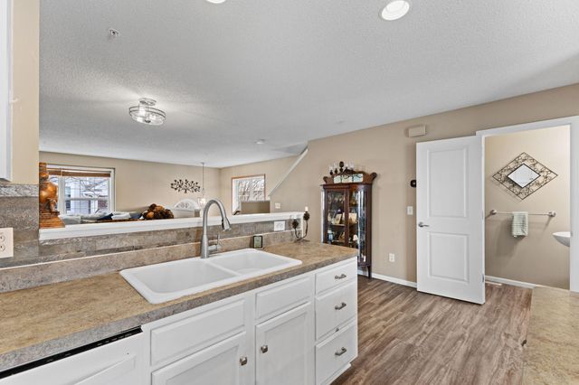 921 Ledgestone Drive, Mahtomedi, MN 55115