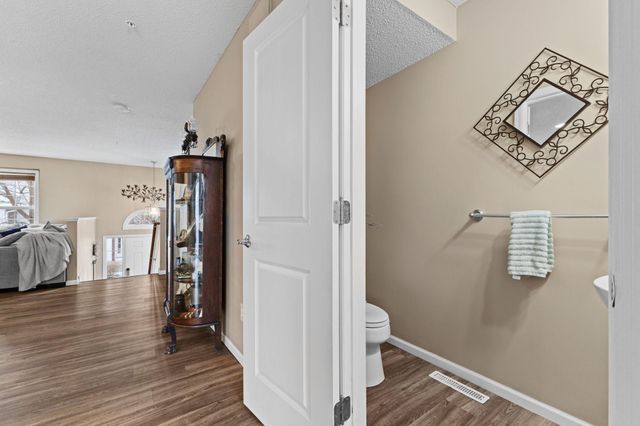 921 Ledgestone Drive, Mahtomedi, MN 55115