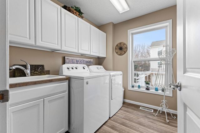 921 Ledgestone Drive, Mahtomedi, MN 55115