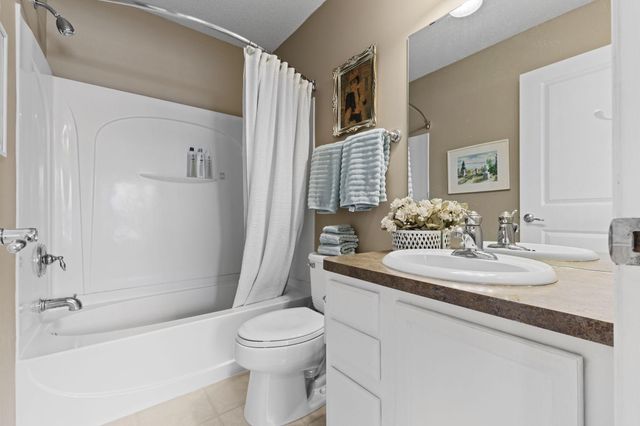 921 Ledgestone Drive, Mahtomedi, MN 55115