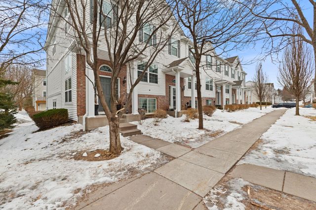 921 Ledgestone Drive, Mahtomedi, MN 55115