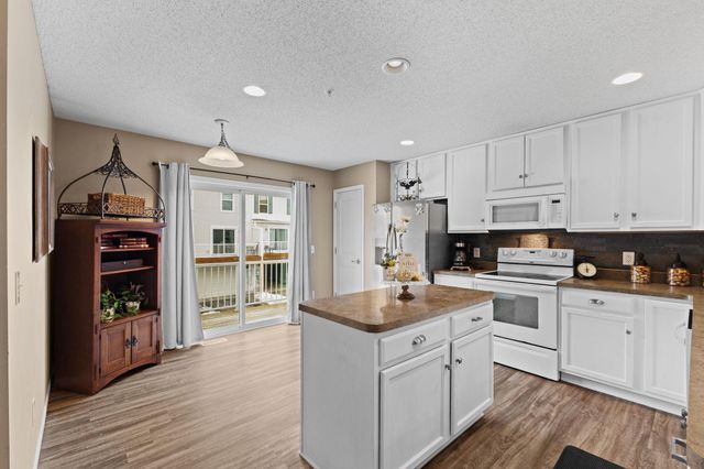 921 Ledgestone Drive, Mahtomedi, MN 55115