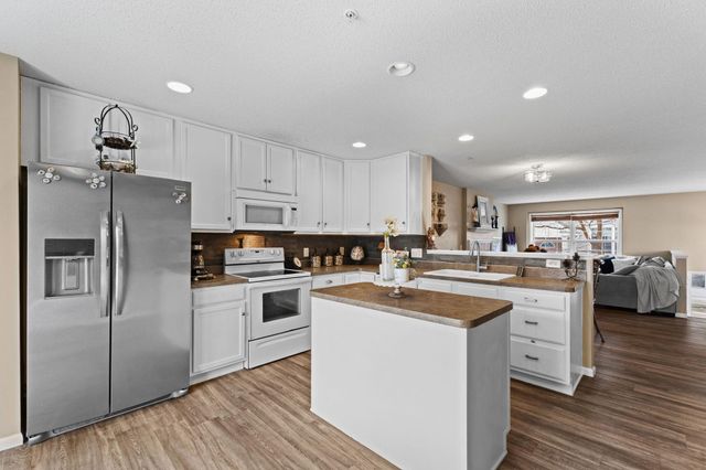 921 Ledgestone Drive, Mahtomedi, MN 55115