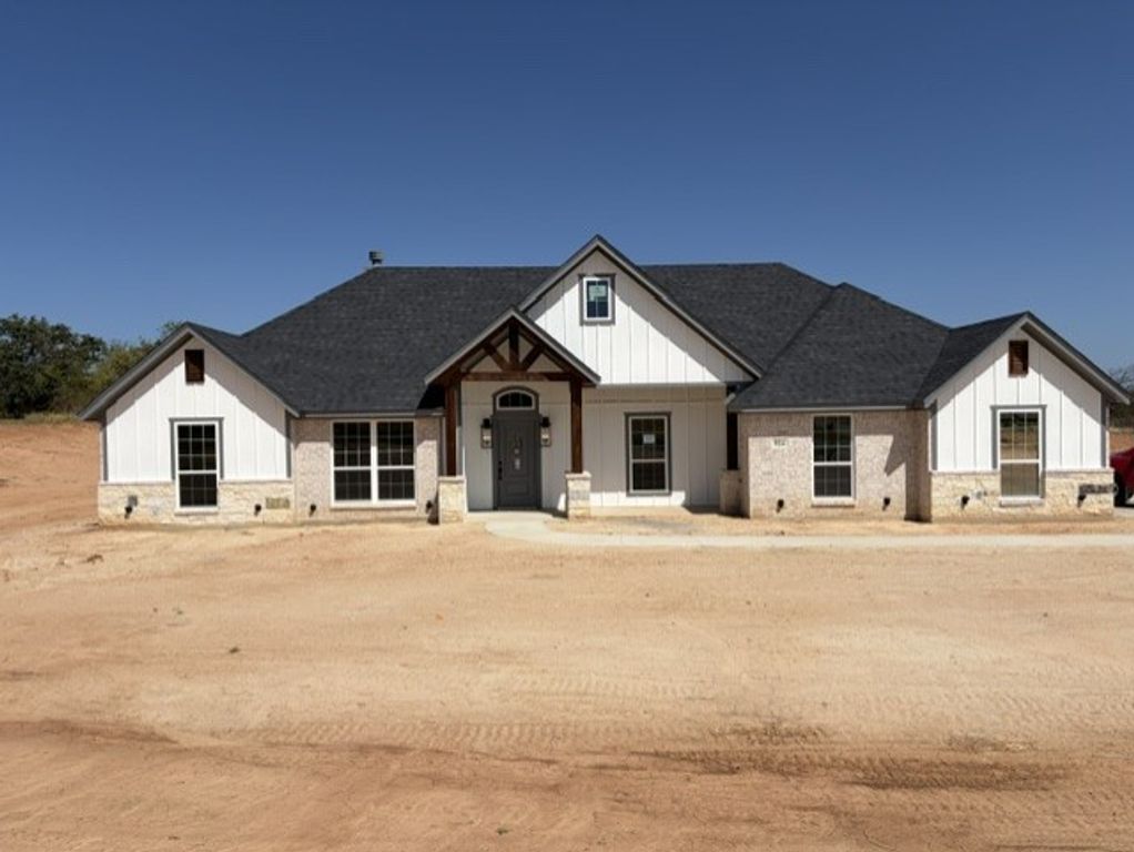 924 Eagles Way, Springtown, TX 76082 — exterior