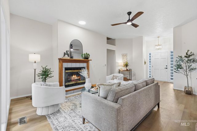 8701 W Ringbill Ct, Garden City, ID 83714