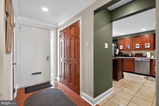 8 S CLOSE, Moorestown, NJ 08057