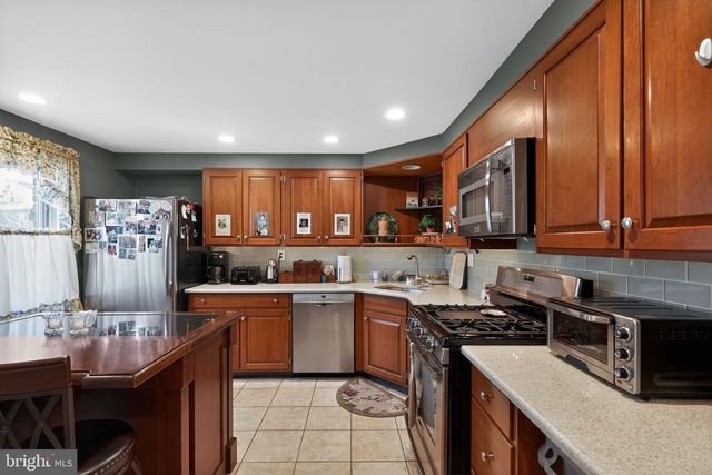 8 S CLOSE, Moorestown, NJ 08057