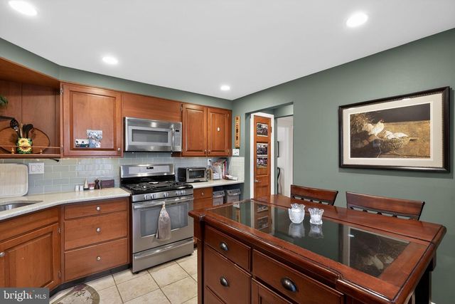 8 S CLOSE, Moorestown, NJ 08057