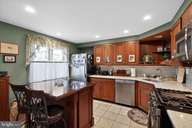 8 S CLOSE, Moorestown, NJ 08057