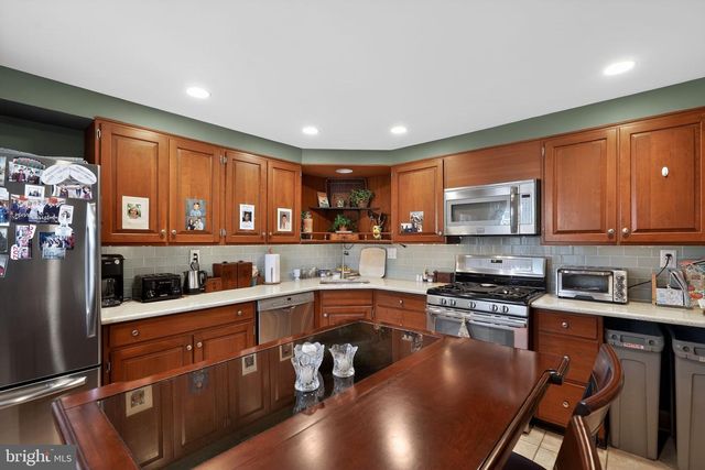 8 S CLOSE, Moorestown, NJ 08057