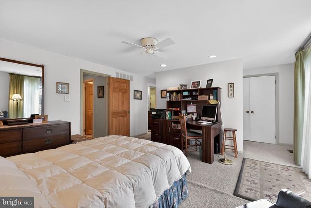 8 S CLOSE, Moorestown, NJ 08057